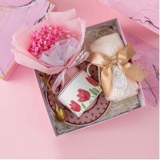 Сувенирный подарочный набор 7F7 чашка с блюдцем+ложка+полотенце+букет из гипсофилы Pink