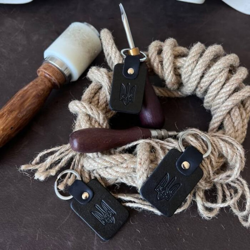 Брелок Тризуб чорний унісекс