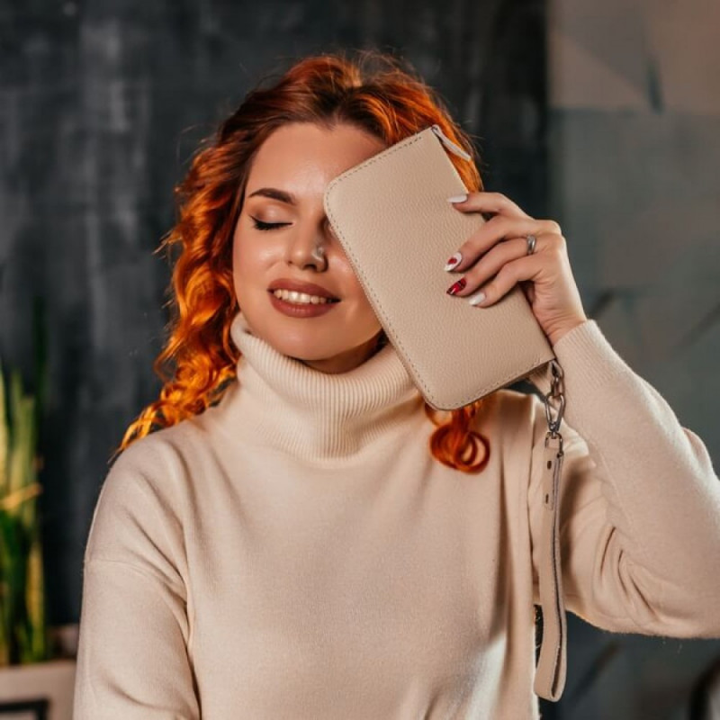 Жіночий клатч бежевий зернистий