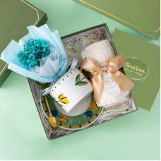 Сувенирный подарочный набор 7X4 чашка с блюдцем+ложка+полотенце+букет из гипсофилы Blue