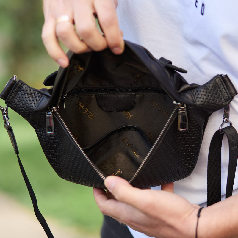 Стильна чоловіча бананка з натуральної гладкої шкіри 22х27х8, рюкзак нагрудний з принтом NM-58744 чорний