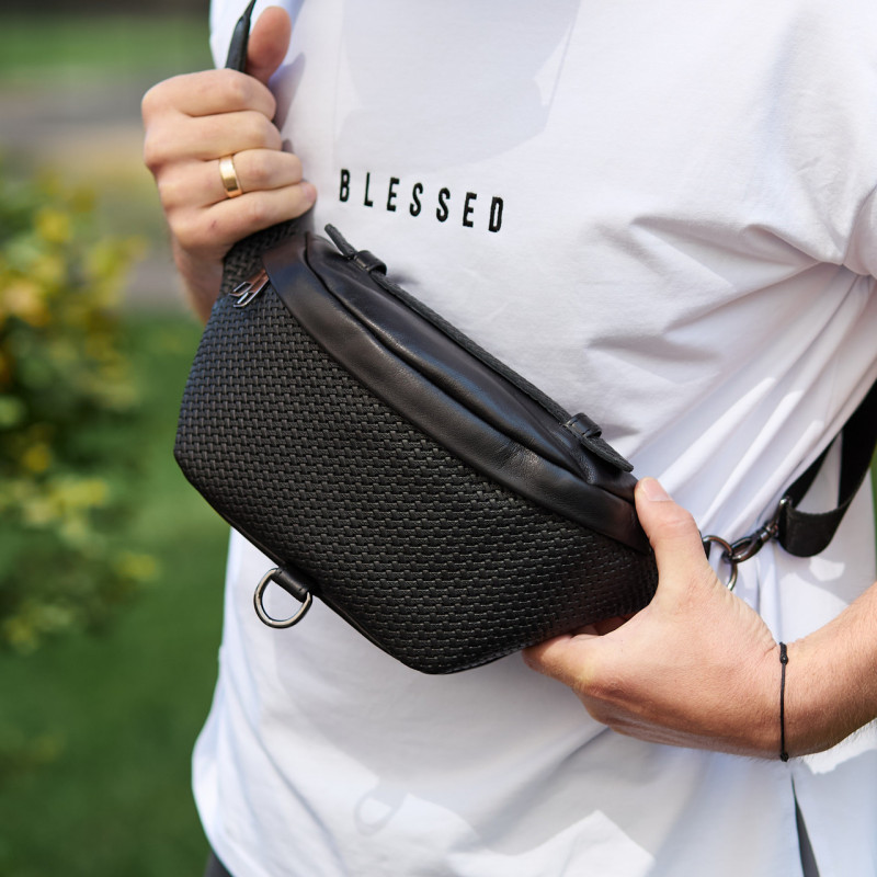 Стильна чоловіча бананка з натуральної гладкої шкіри 22х27х8, рюкзак нагрудний з принтом NM-58744 чорний