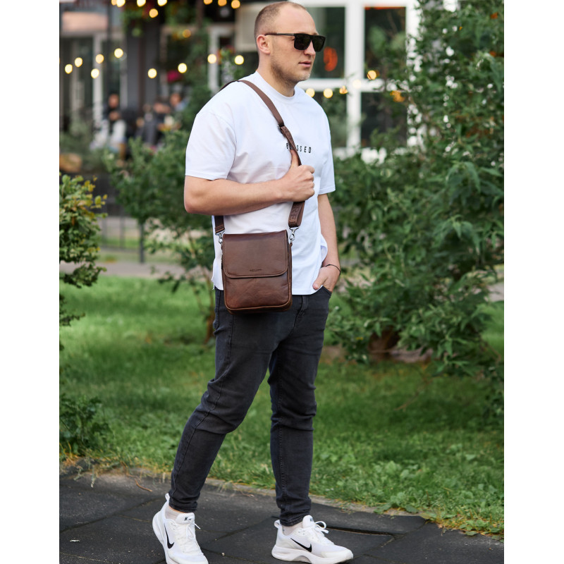 Барсетка з клапаном через плече 24х20х6, чоловіча сумка з гладкою шкірою Tiding Bag TD-81020 коричнева