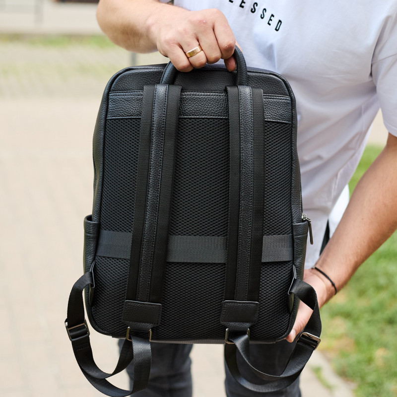 Стильний чоловічий шкіряний рюкзак 40х30х17, практичний аксесуар для ноутбука та документів, чорний